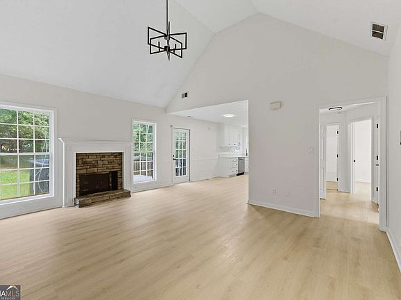 3rd image of 424 S Pine Hill Rd