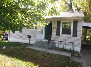 326 Caithness Rd, Saint Louis, MO 63137