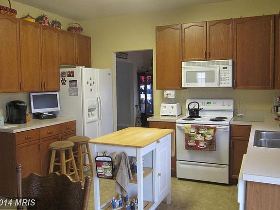 4th image of 28 Sumter Dr