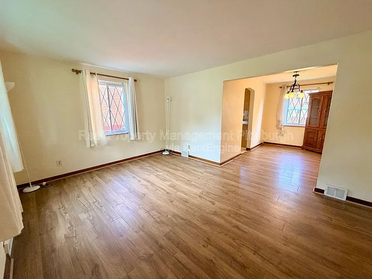 1076 Thornwood Dr — Photo 2