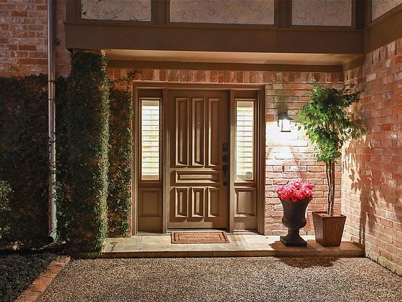 CLASSIC ENTRY WITH SOLID WOOD DOOR