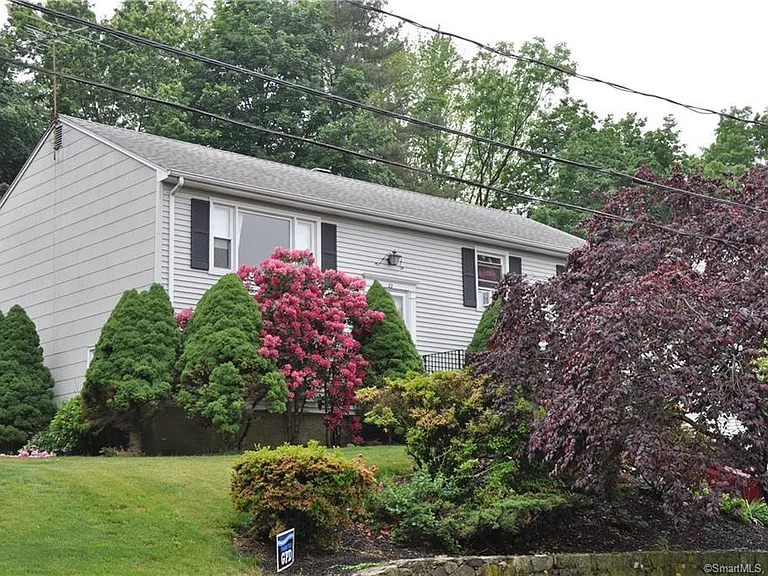 22 Essex Rd — Photo 2