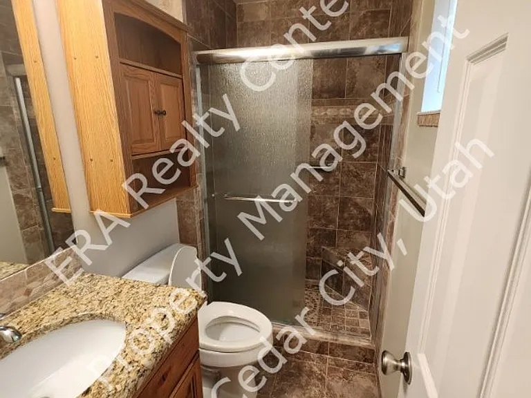 921 N 400 W — Photo 14