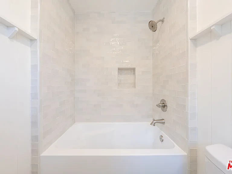314 N Venice Blvd — Photo 18