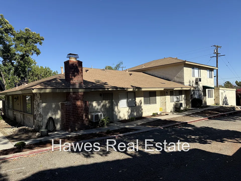 2 bed, 1.5 bath, 970 sqft, $1,900