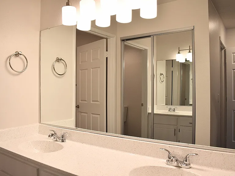 Encino Palms Apartments — Photo 9