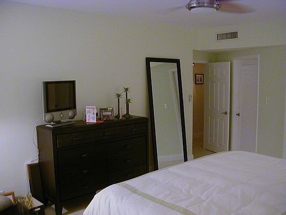 3rd image of 2121 N Bayshore Dr APT 1009