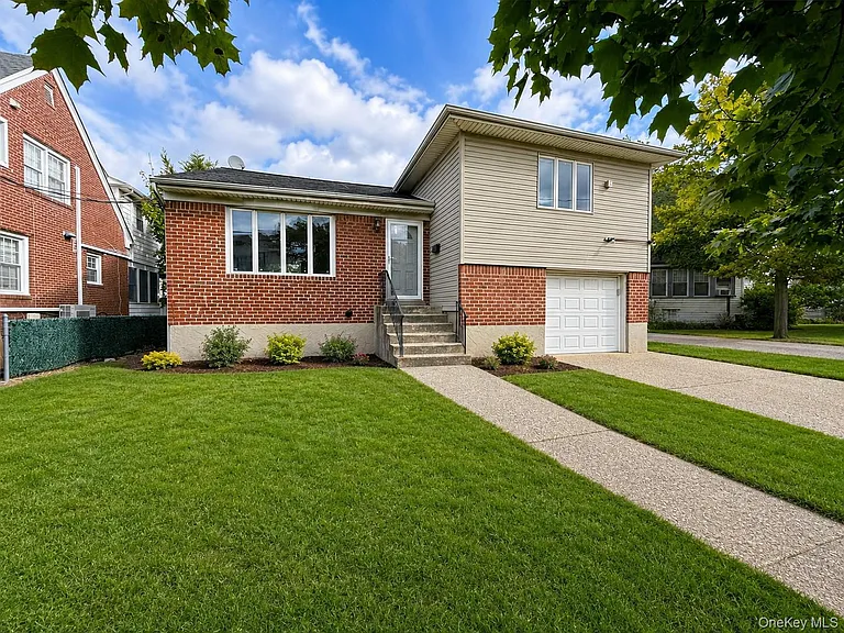 324 Buckingham Rd — Photo 1