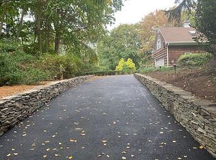 2 Smith Ln, Saint James, NY 11780