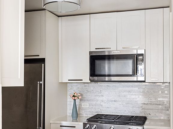 5th image of 200 E 94th St APT 726