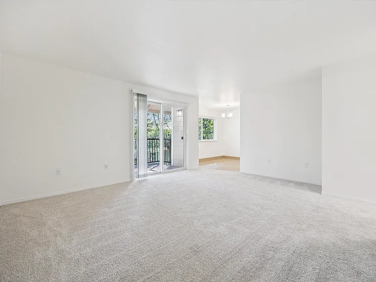 Crestbrook Apartments — Photo 18