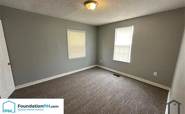 1392 Kyle St — Photo 10