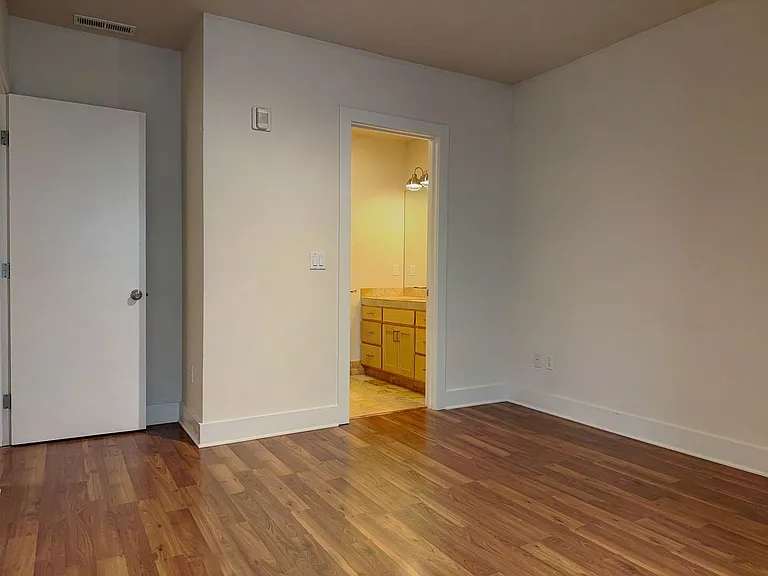 1171 Oak St #4 — Photo 8