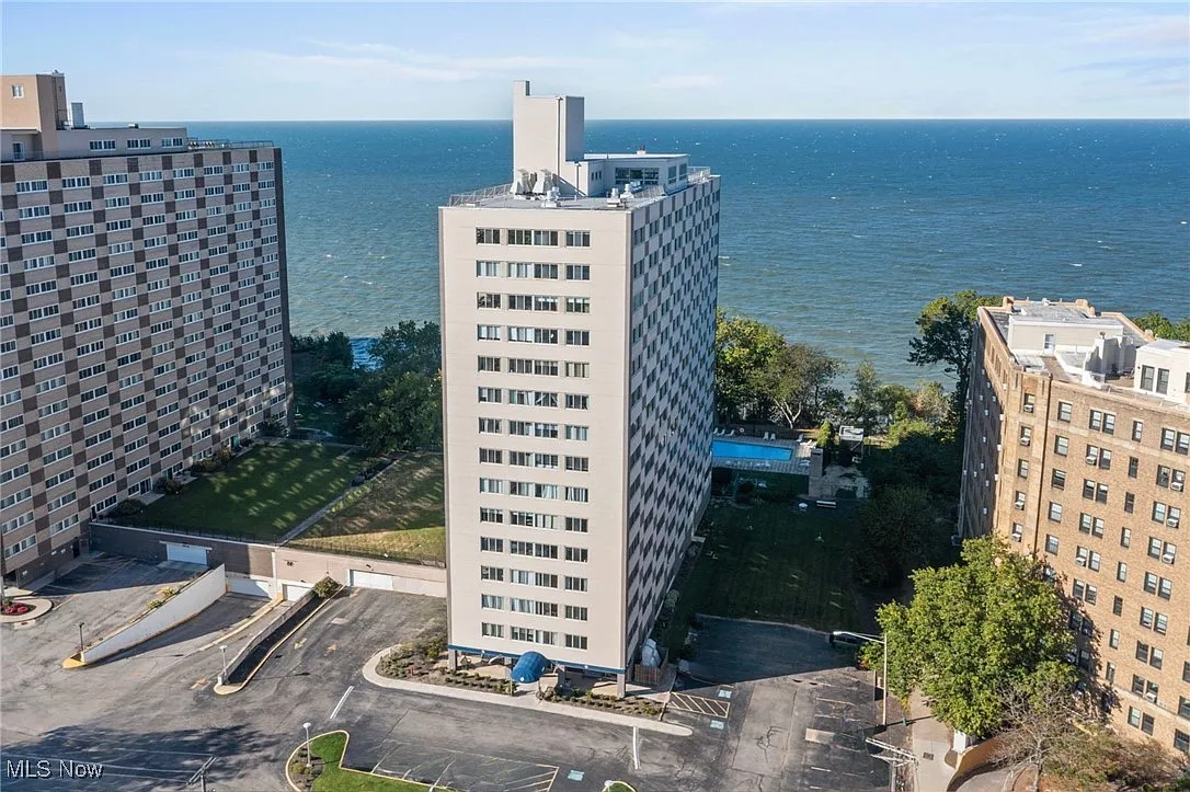12520 Edgewater Dr APT 401 photo 1