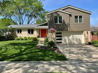 108 N Regency Dr W, Arlington Heights, IL 60004