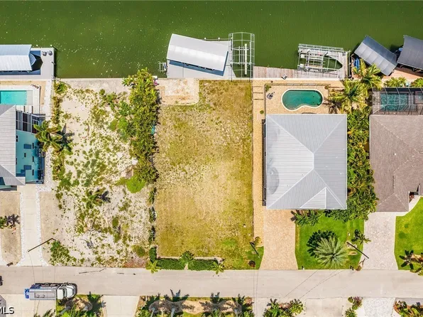 2371 Sycamore St, Saint James City, FL 33956