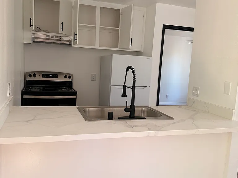 Salt & Vine Oceanside Apartments — Photo 23