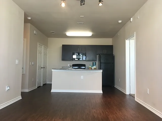 Post Rd — Photo 5