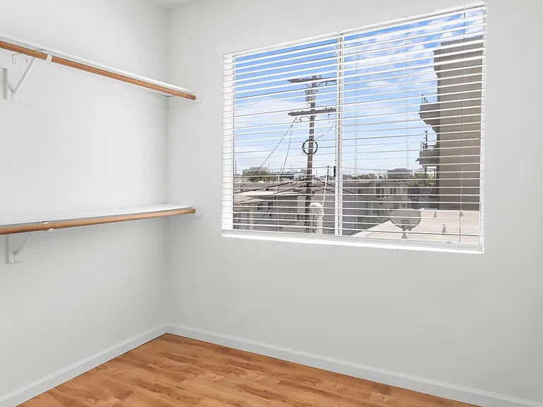 1828 Purdue Ave #203 — Photo 23