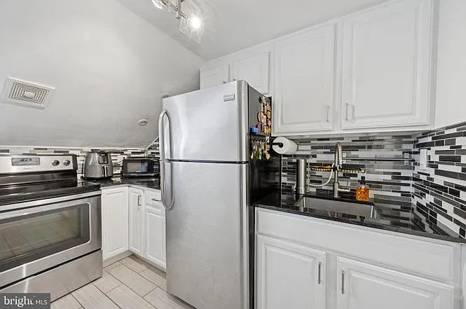 1021 Clinton Street - 7 — Photo 2