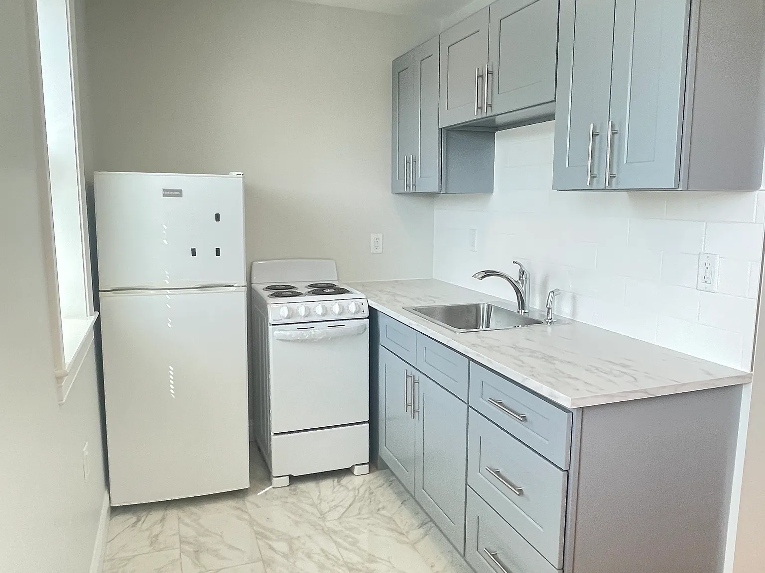 325 Newport Ave — Photo 4
