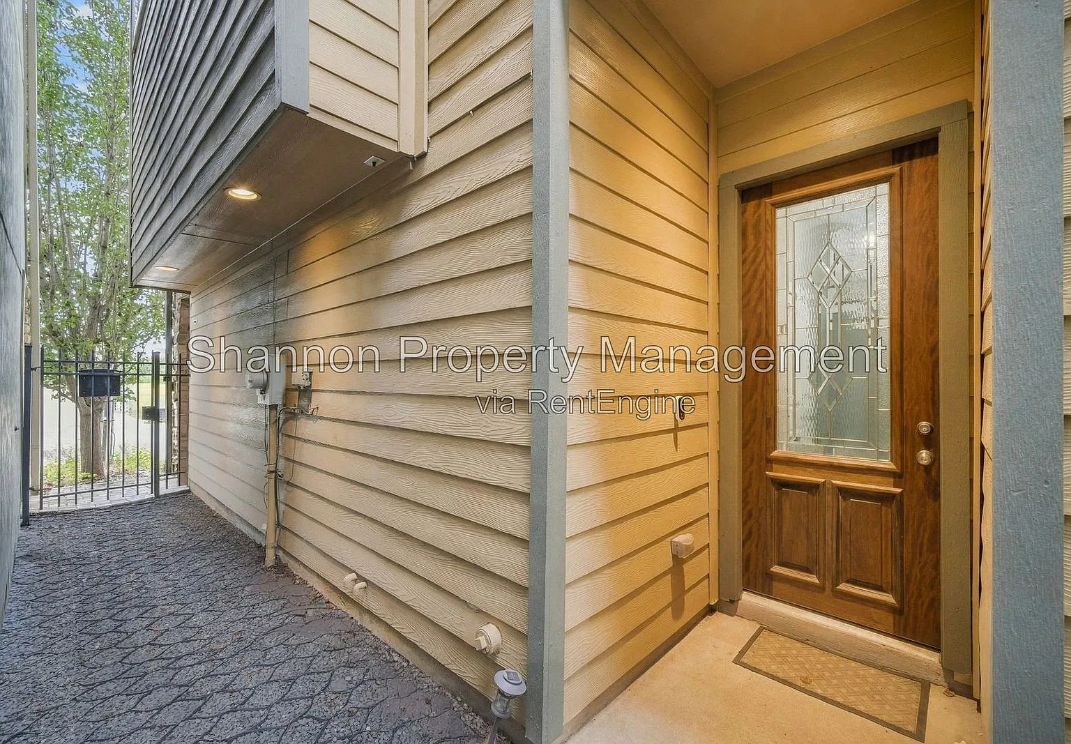 3 bed, 3.5 bath, 2300 sqft, $2,995 — Photo 2