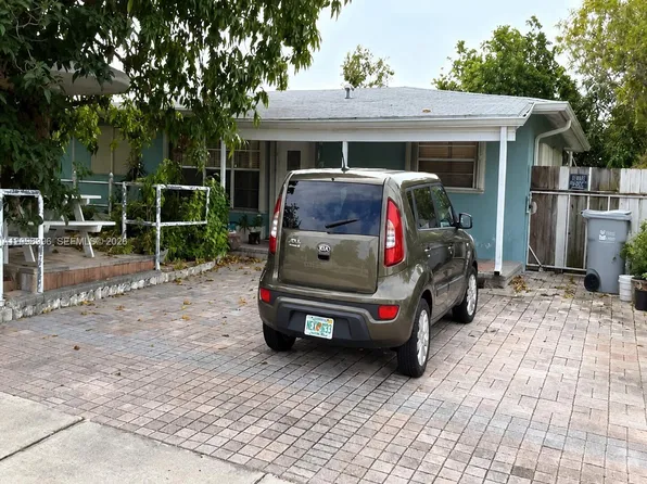 140 NE 17th Ct, Pompano Beach, FL 33060