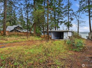 1284 Dines Point Rd, Greenbank, WA 98253