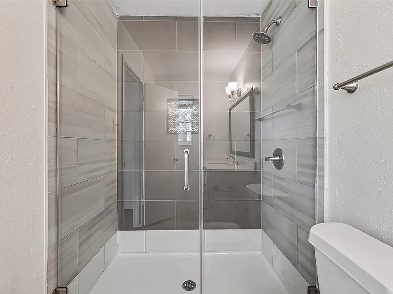 500 N Post Oak Ln — Photo 40
