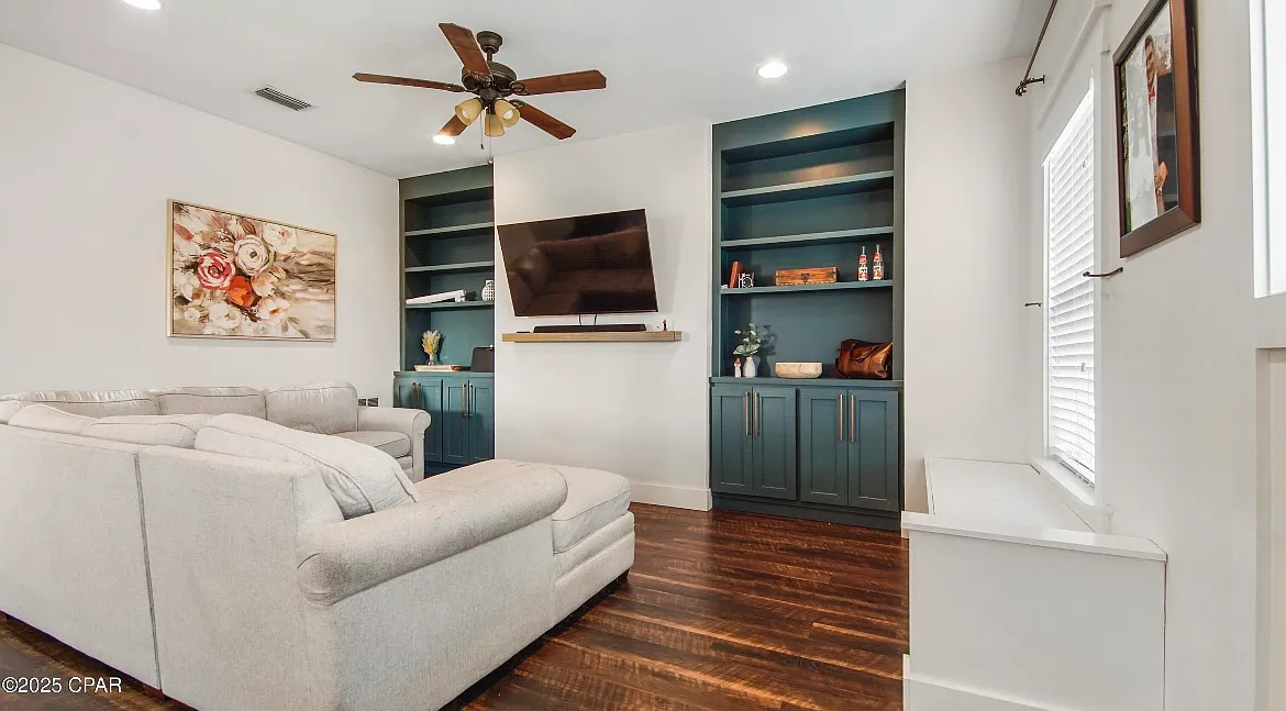 4 bed, 2028 sqft, $2,275 — Photo 2