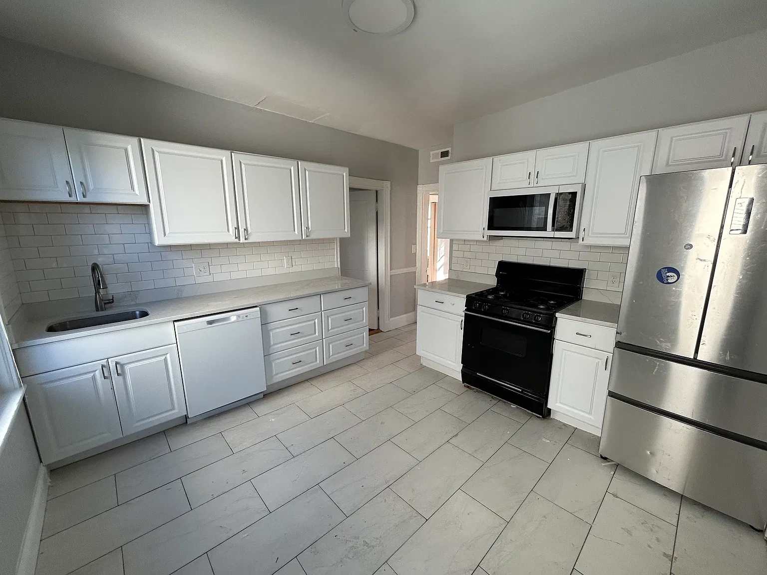 3 bed, $3,200 — Photo 2