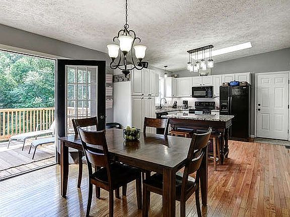 Open concept kitchen/dining