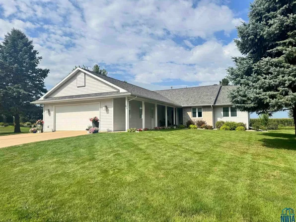 938 Leona Cir, Storm Lake, IA 50588