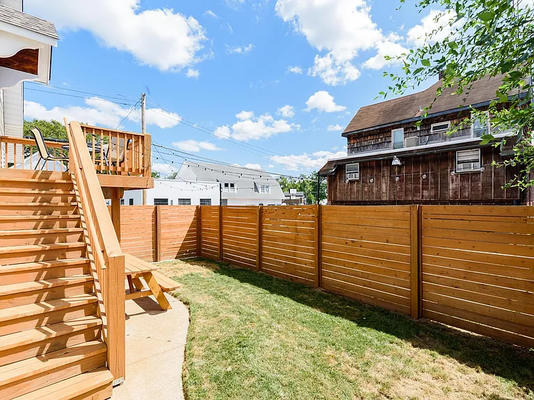 1509 W Clark St — Photo 42