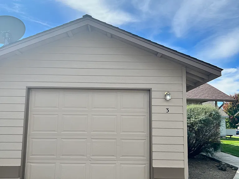 709 NE Savannah Dr #3 — Photo 2