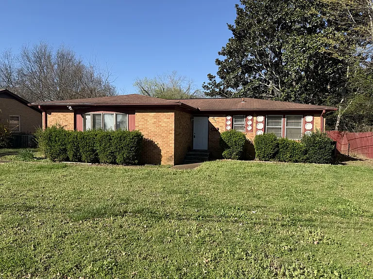 3811 Lakeview Dr NW — Photo 1