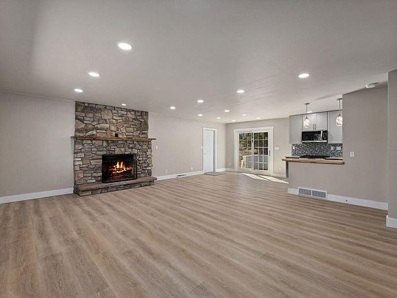 2nd image of 1059 Lexington Ln
