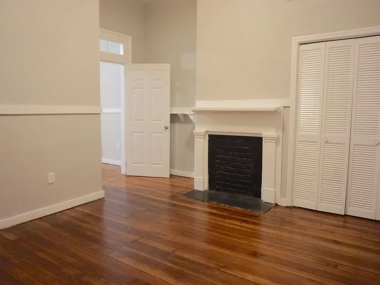 303 W Waldburg St — Photo 4