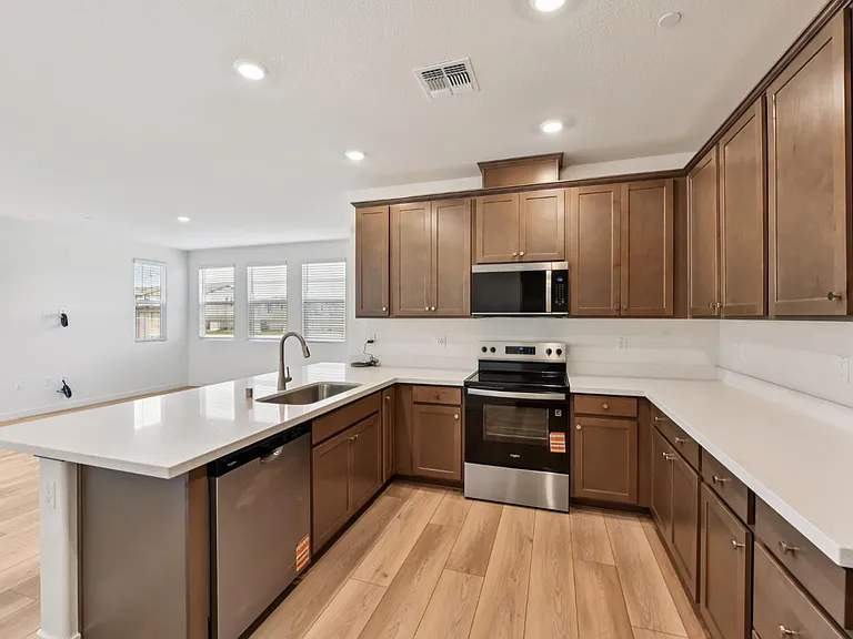 2124 Heavenly St — Photo 3