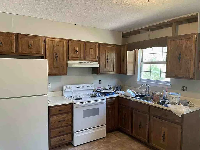 1622 Hutsell Dr — Photo 3
