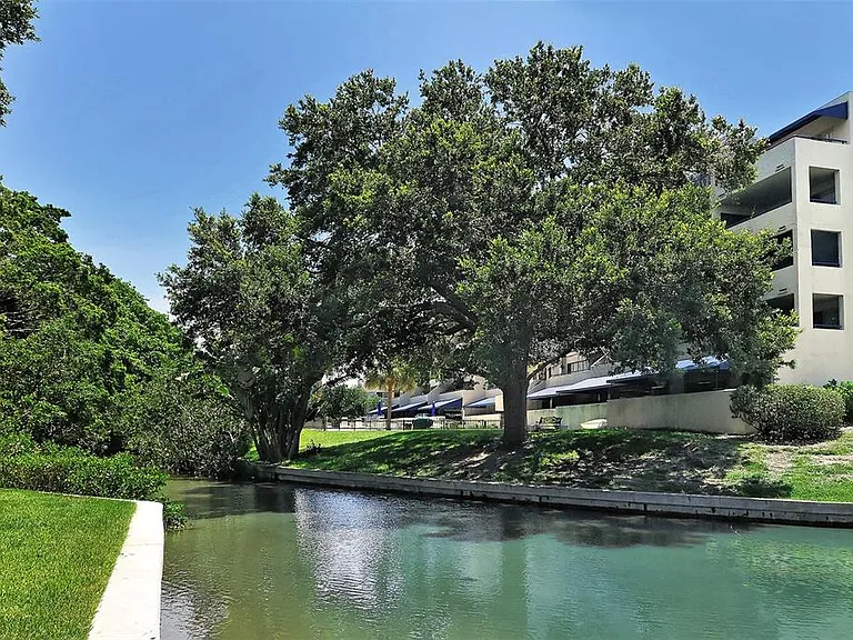 835 S Osprey Ave #201 — Photo 36