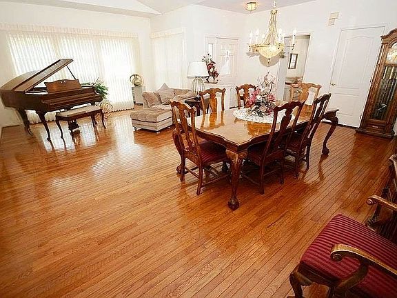 Entrance/dining/salon
