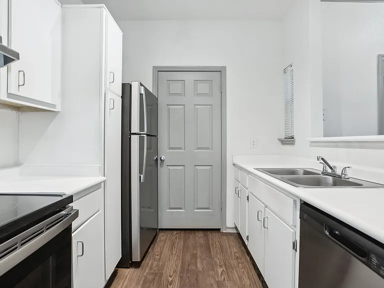 Stone Creek Apartments — Photo 40