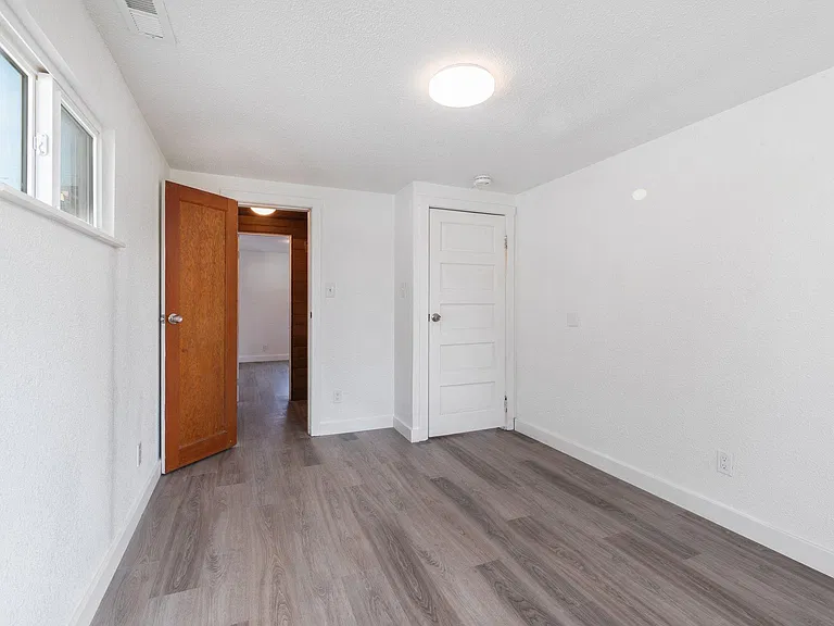 825 E 51st St — Photo 11