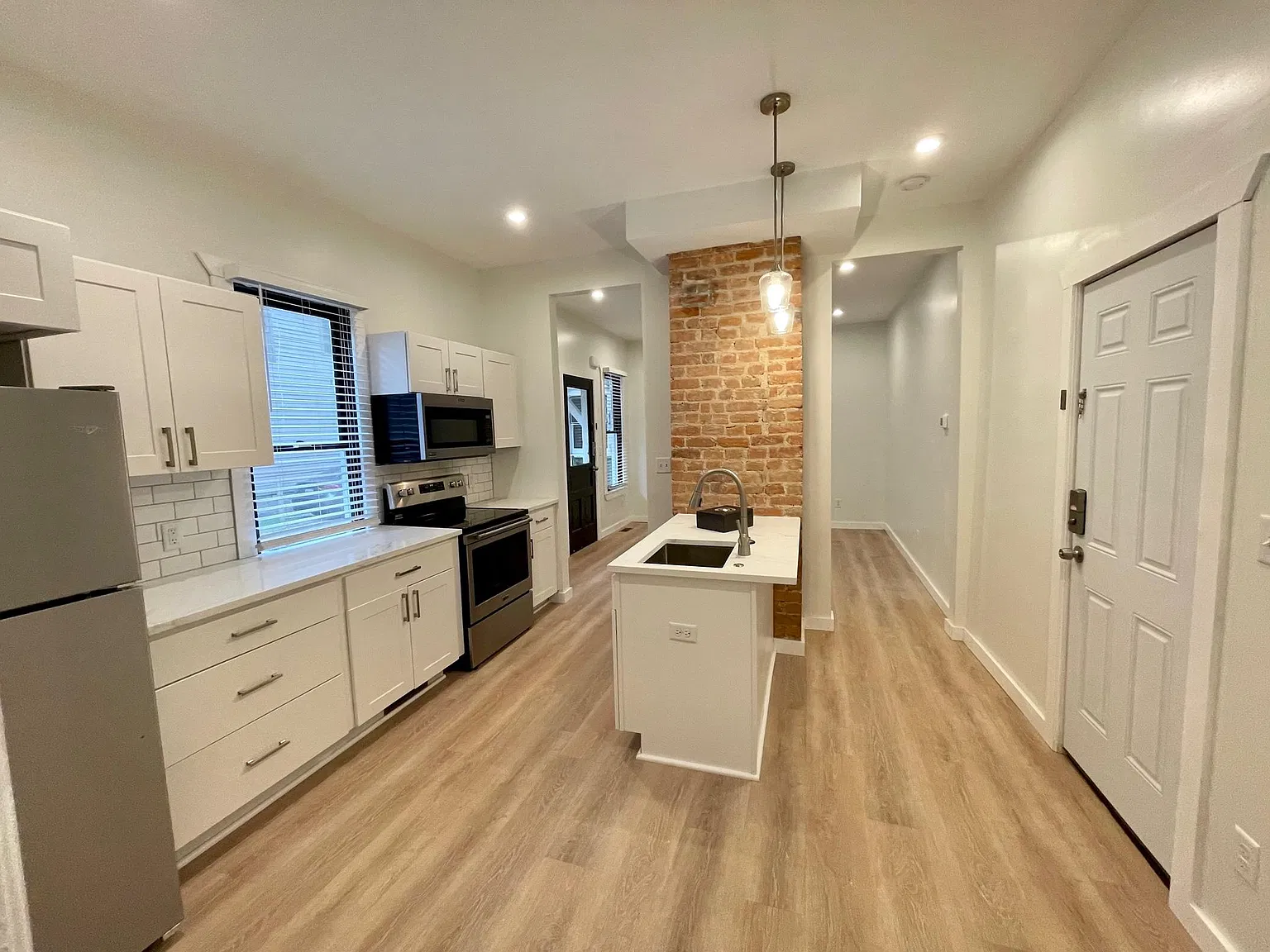 6 bed, 6.5 bath, 2400 sqft, $8,400 — Photo 3