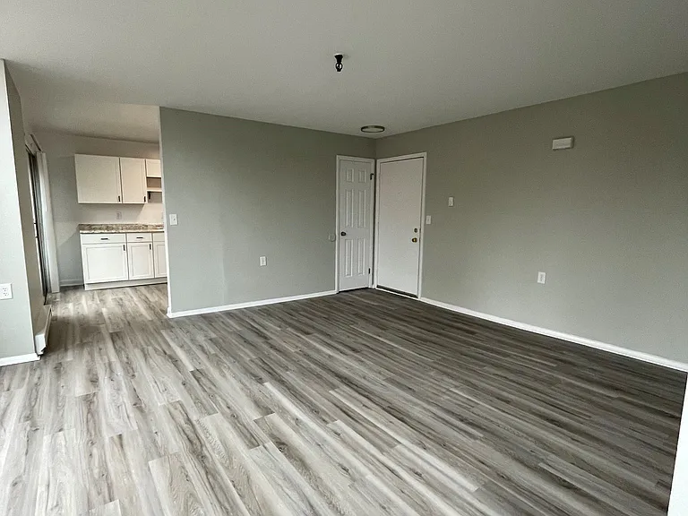 Skidmore Apartments — Photo 9