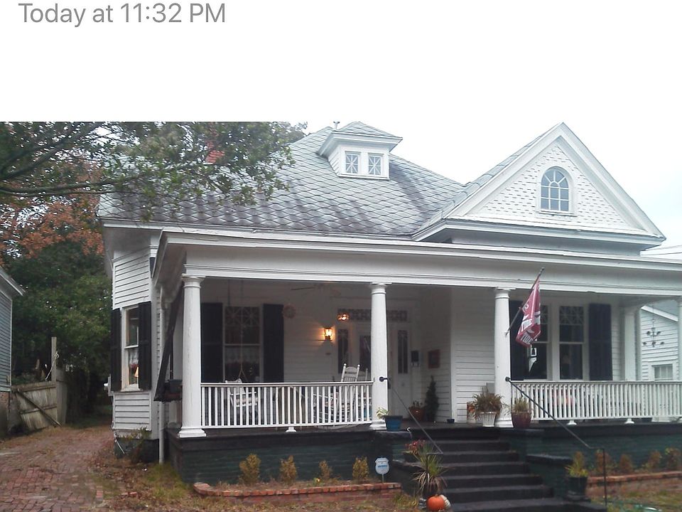 Front view of home showing off the covered porch