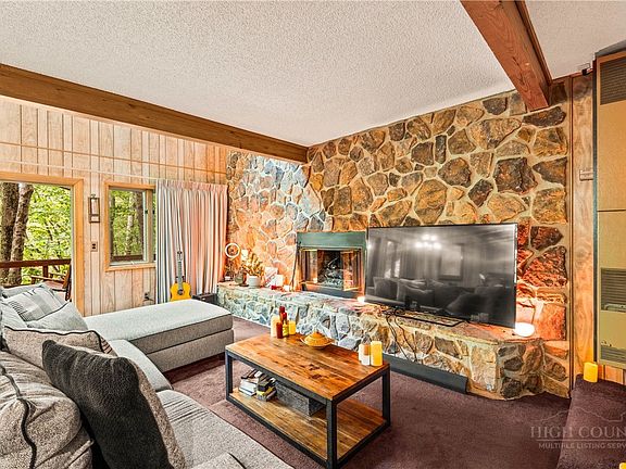 3rd image of 203 Shagbark Road