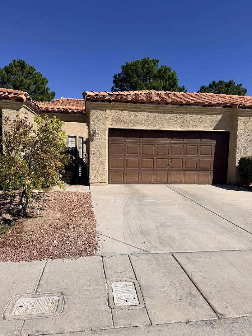 Beautiful Single-Story Townhome in Gated Community — Photo 1