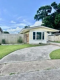 3 bed, 1.0 bath, 1600 sqft, $1,900 — Photo 2